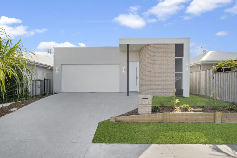 Modern Maddox - Sunshine Coast